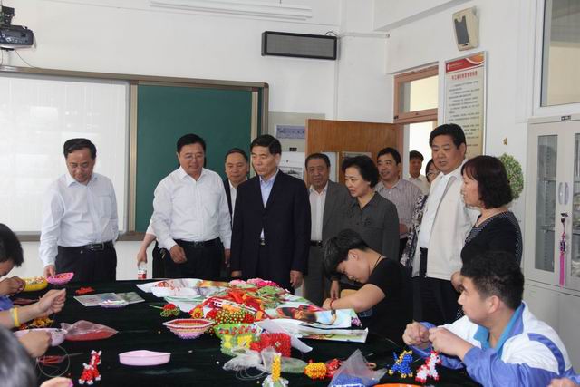 省人大、省殘聯(lián)有關(guān)領(lǐng)導到學校調(diào)研工作