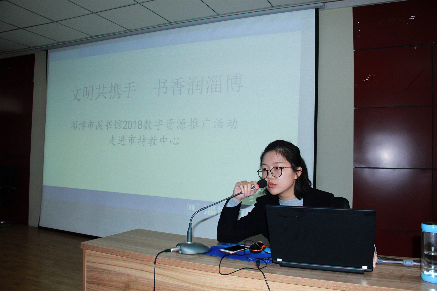 市圖書館數(shù)字資源推廣活動走進(jìn)我校