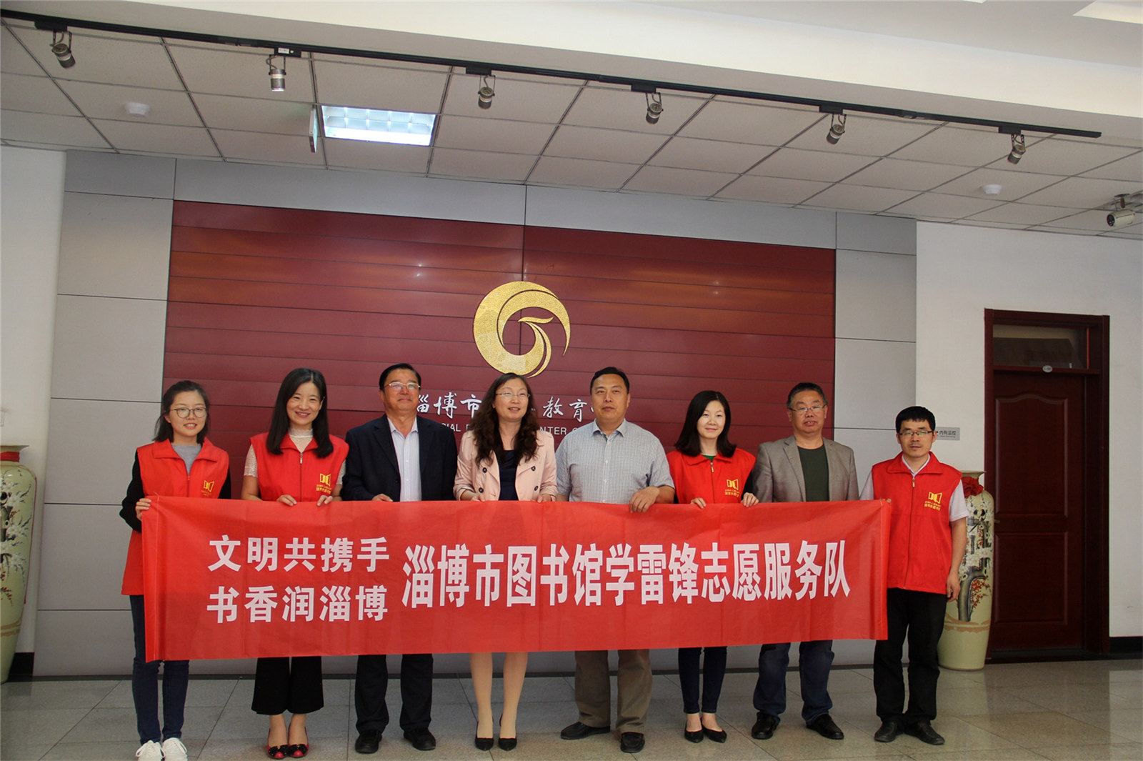 市圖書館數(shù)字資源推廣活動走進(jìn)我校