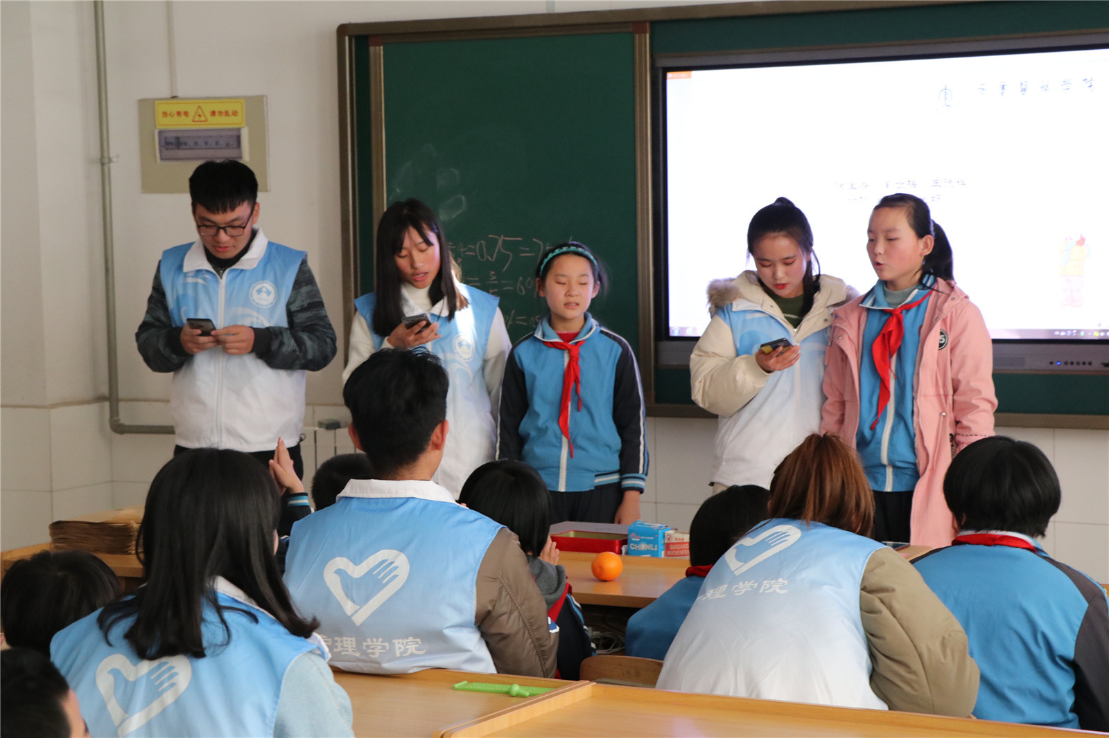 心手同牽，快樂同行