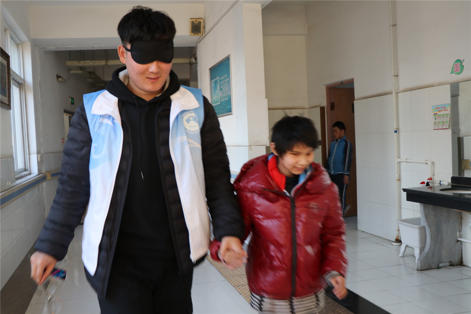 心手同牽，快樂同行