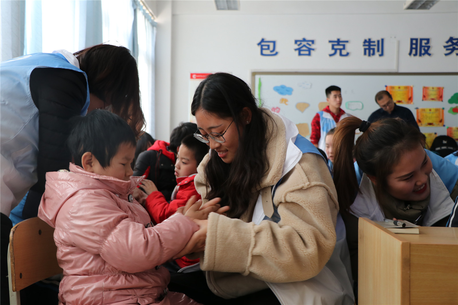 心手同牽，快樂同行