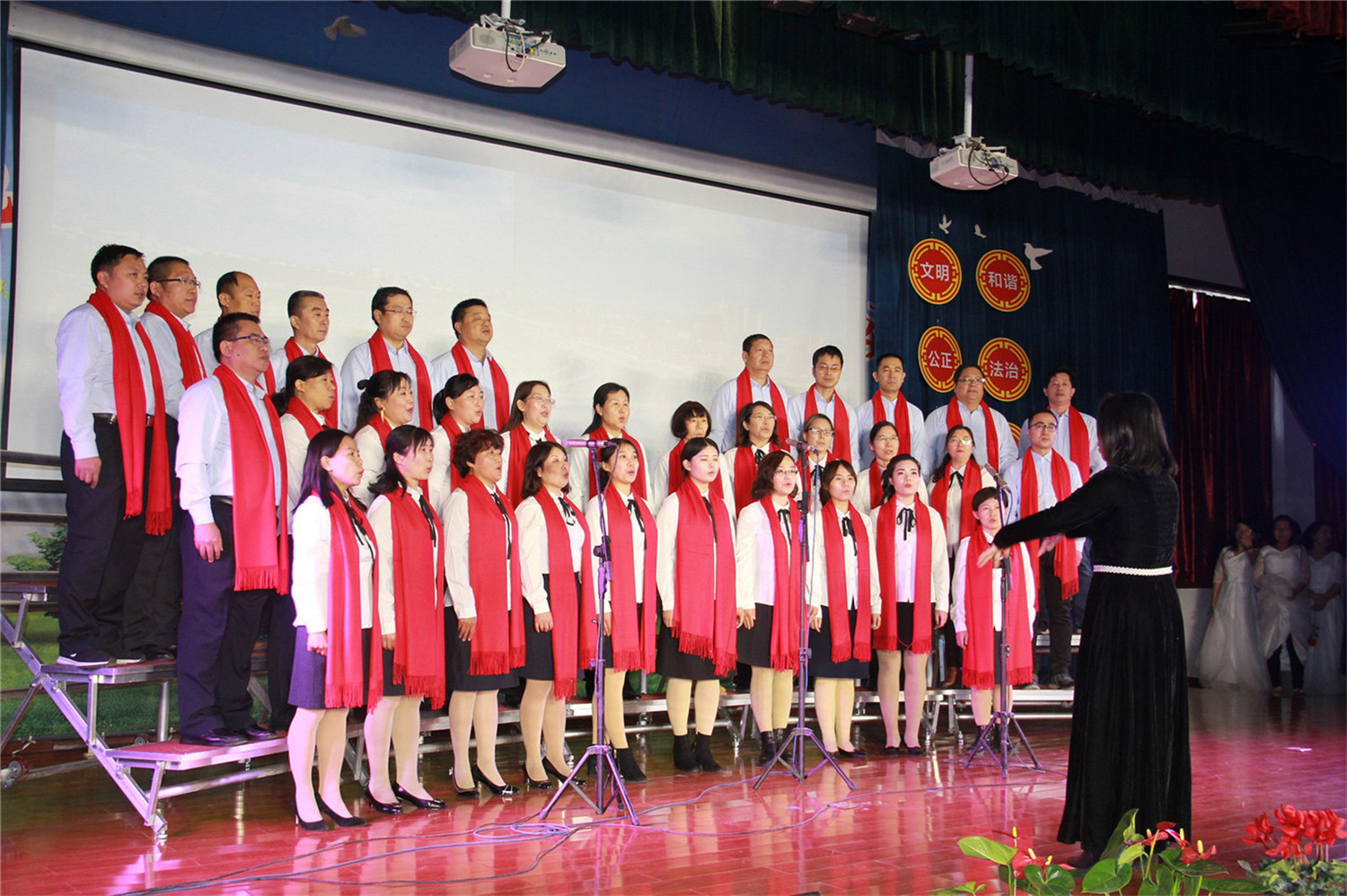 紅歌唱響愛祖國 滿腔熱血獻特教