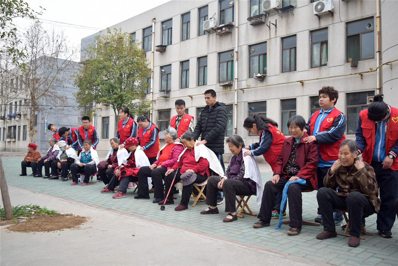 “愛(ài)駐夕陽(yáng) 關(guān)注老人”志愿服務(wù)送健康