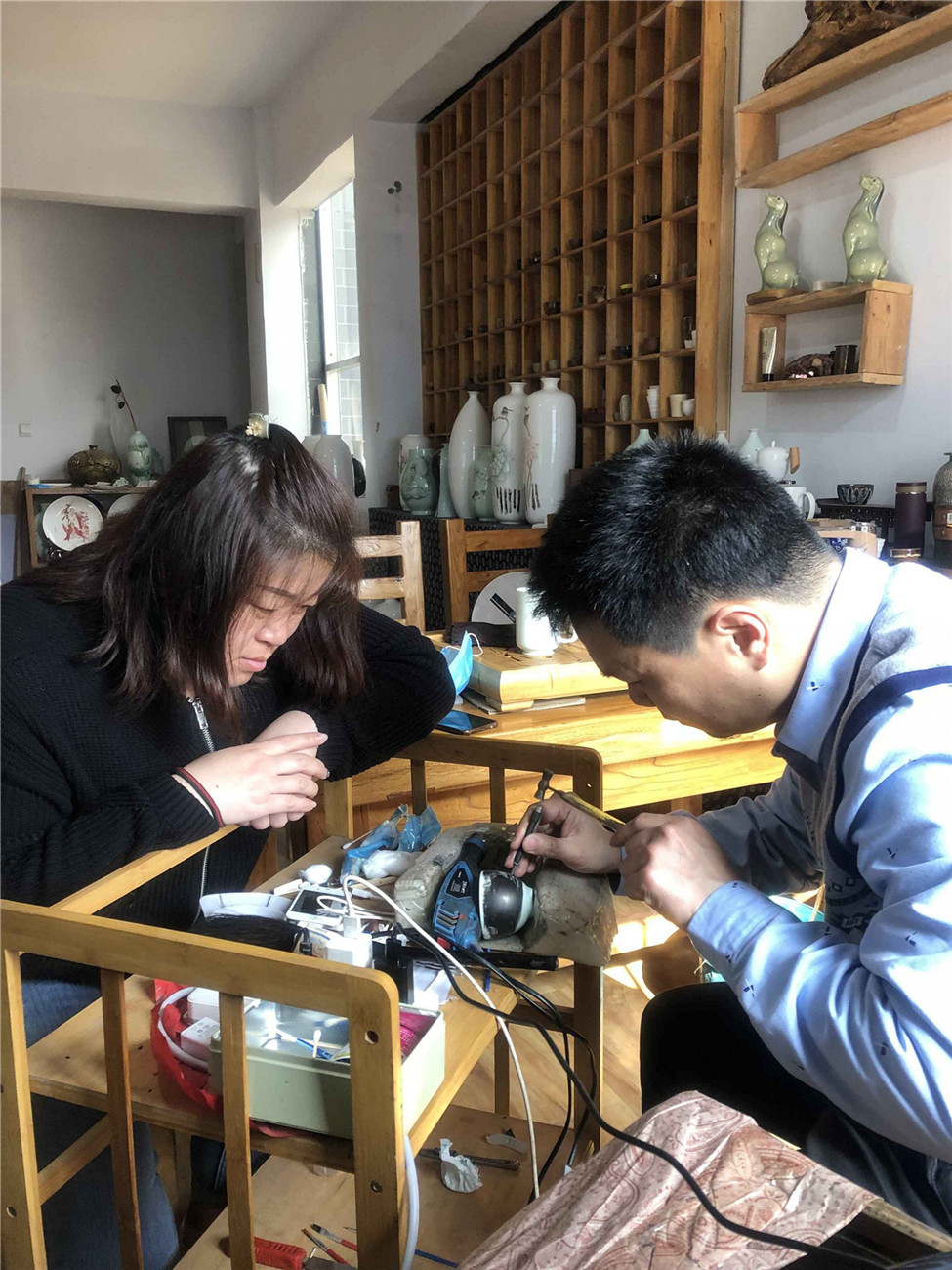 師徒互勉知酬勤，青藍(lán)共繪新華章