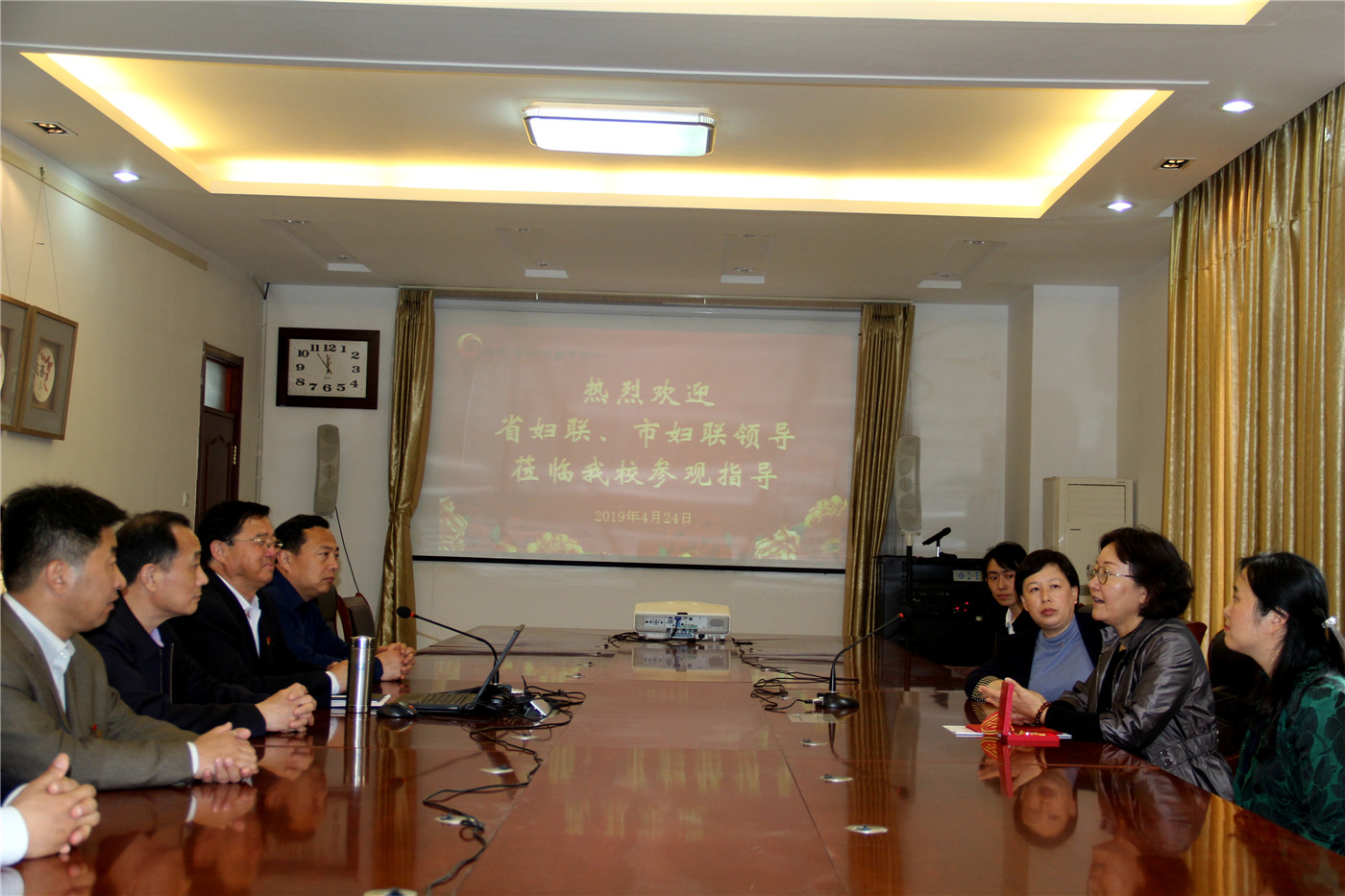 省婦聯(lián)領導為市特教中心賈益芹老師頒發(fā)“全國三八紅旗手”獎牌和證書