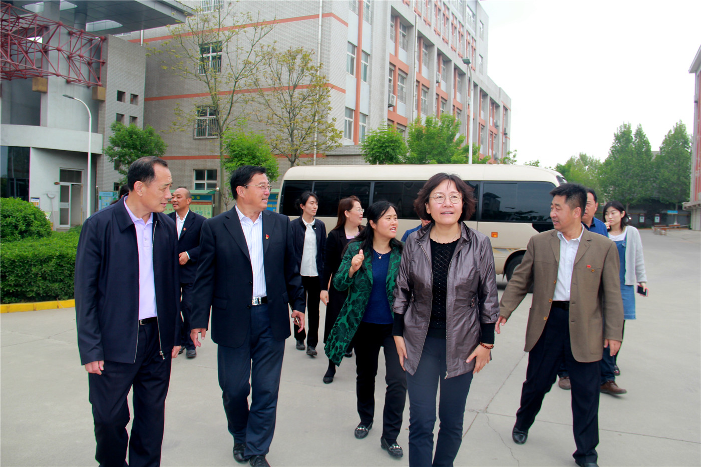 省婦聯(lián)領導為市特教中心賈益芹老師頒發(fā)“全國三八紅旗手”獎牌和證書