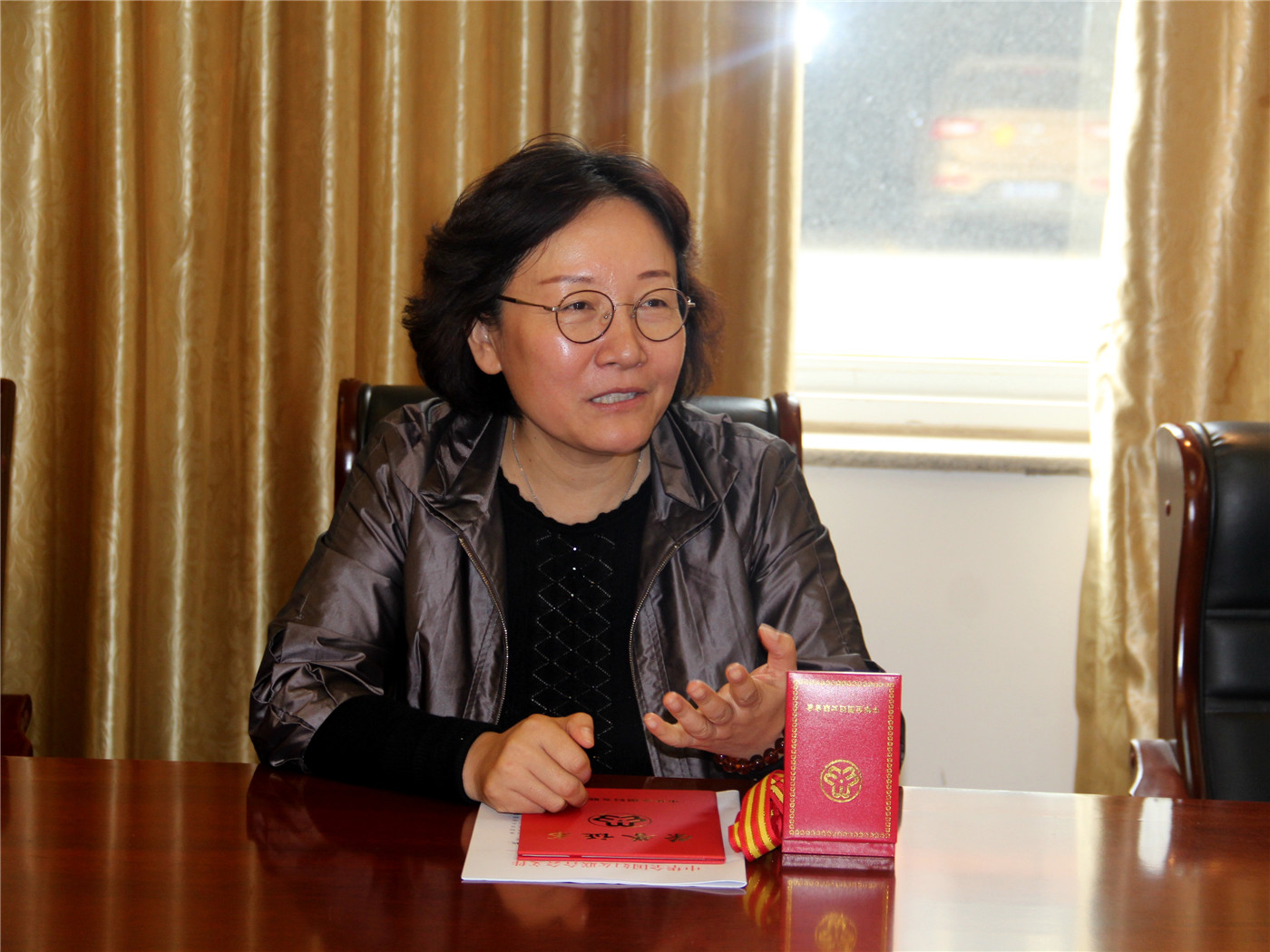 省婦聯(lián)領導為市特教中心賈益芹老師頒發(fā)“全國三八紅旗手”獎牌和證書