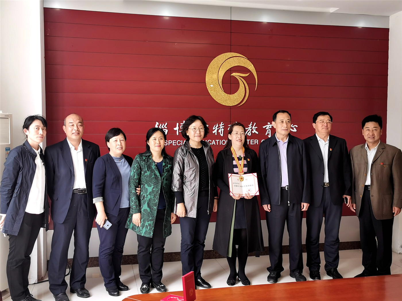 省婦聯(lián)領導為市特教中心賈益芹老師頒發(fā)“全國三八紅旗手”獎牌和證書