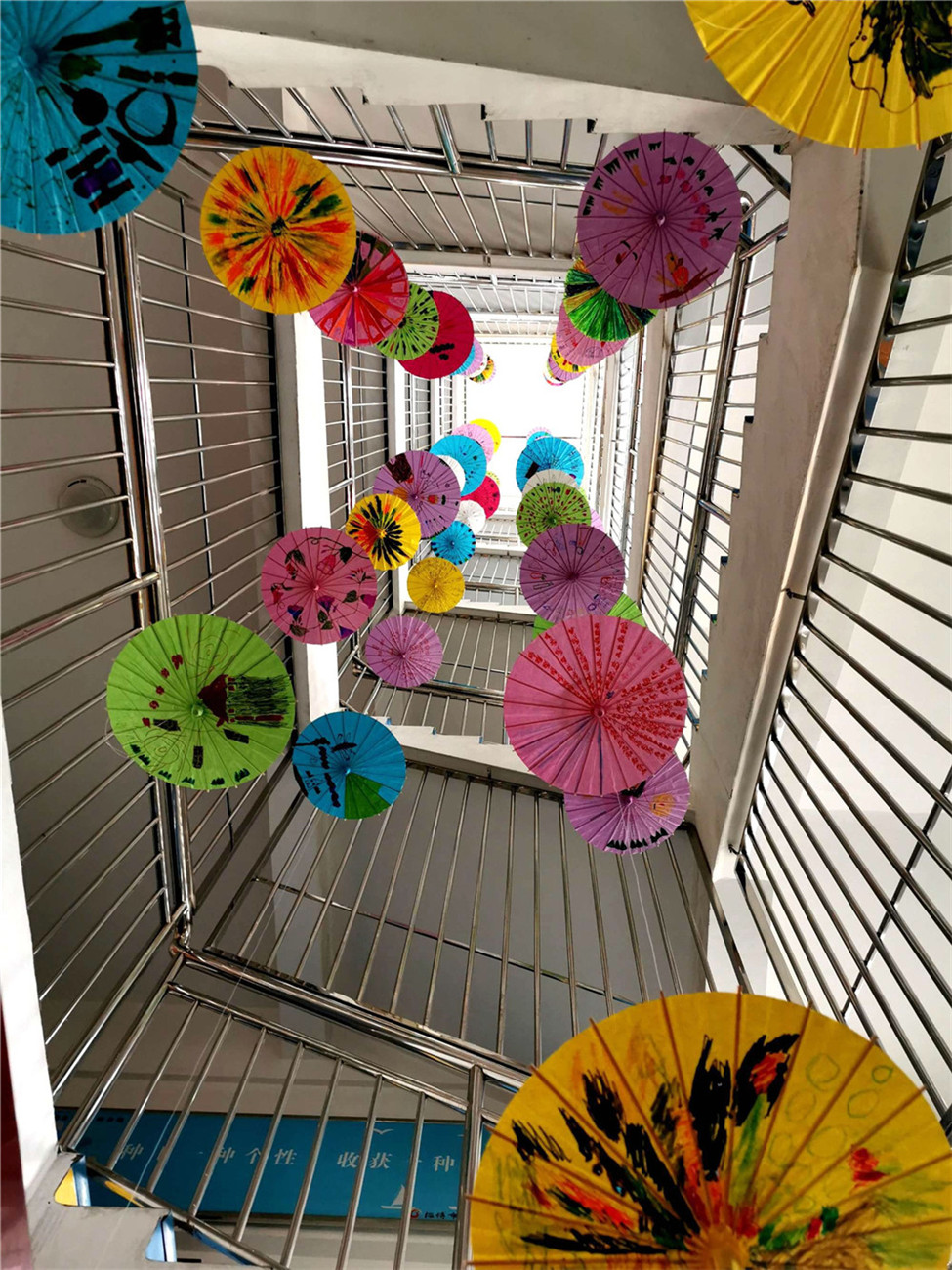 巧筆輕敲水墨出 奇思妙想繪紙傘