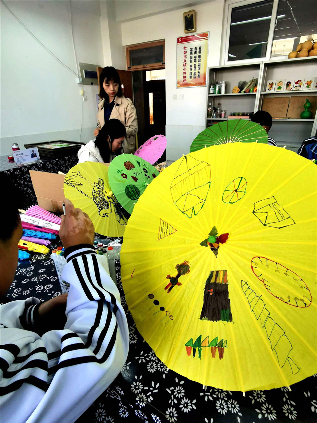 巧筆輕敲水墨出 奇思妙想繪紙傘