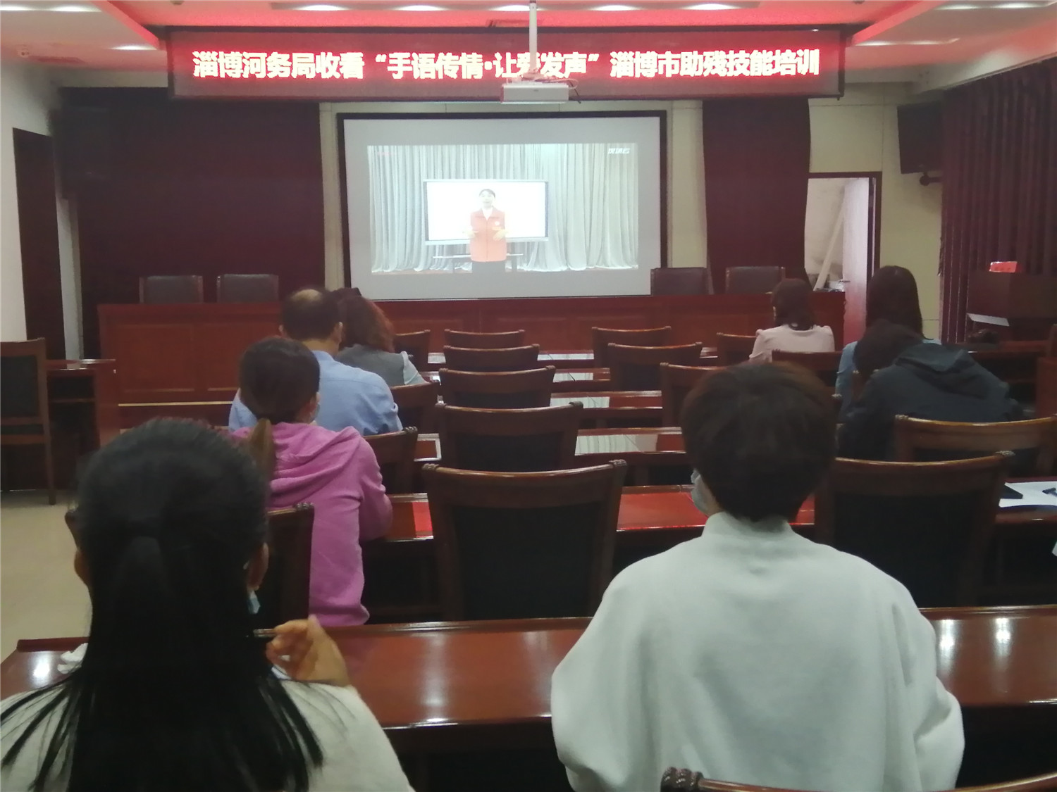 市特教中心舉行“手語傳情 讓愛發(fā)聲”助殘技能培訓網(wǎng)絡文明傳播活動