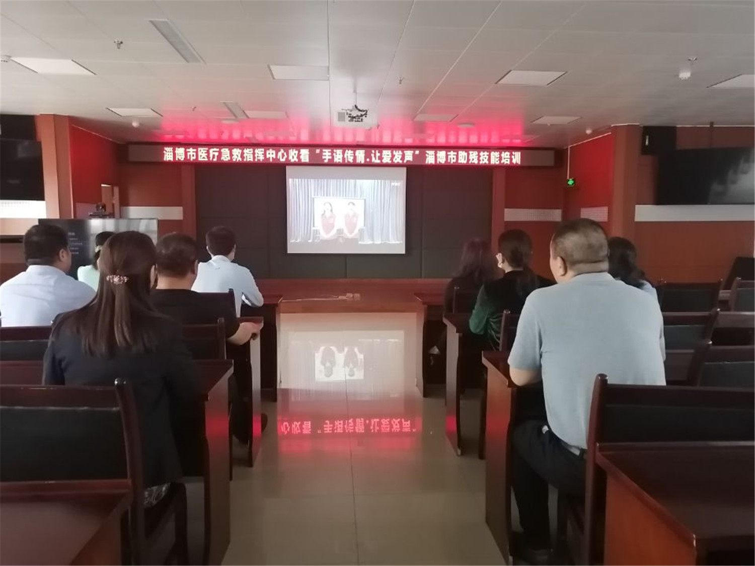 市特教中心舉行“手語傳情 讓愛發(fā)聲”助殘技能培訓網(wǎng)絡文明傳播活動