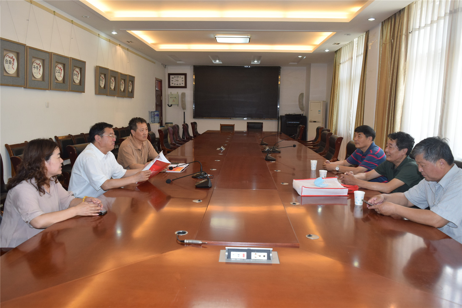 市老年書畫學會名家進特教