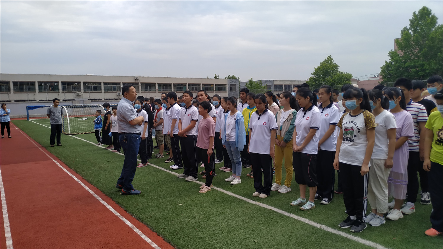 市特教中心組織視障學生應(yīng)急疏散演練