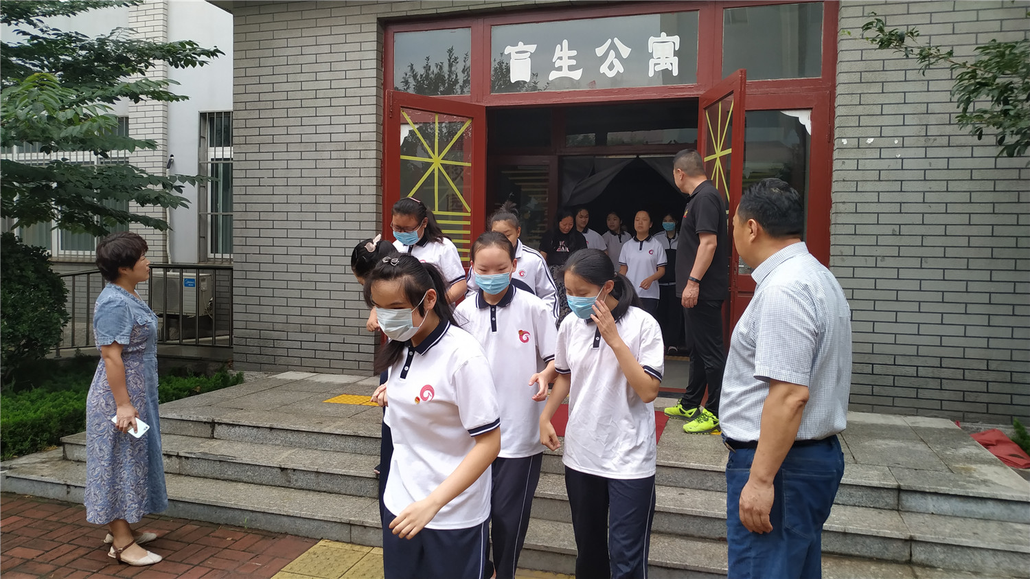 市特教中心組織視障學生應(yīng)急疏散演練