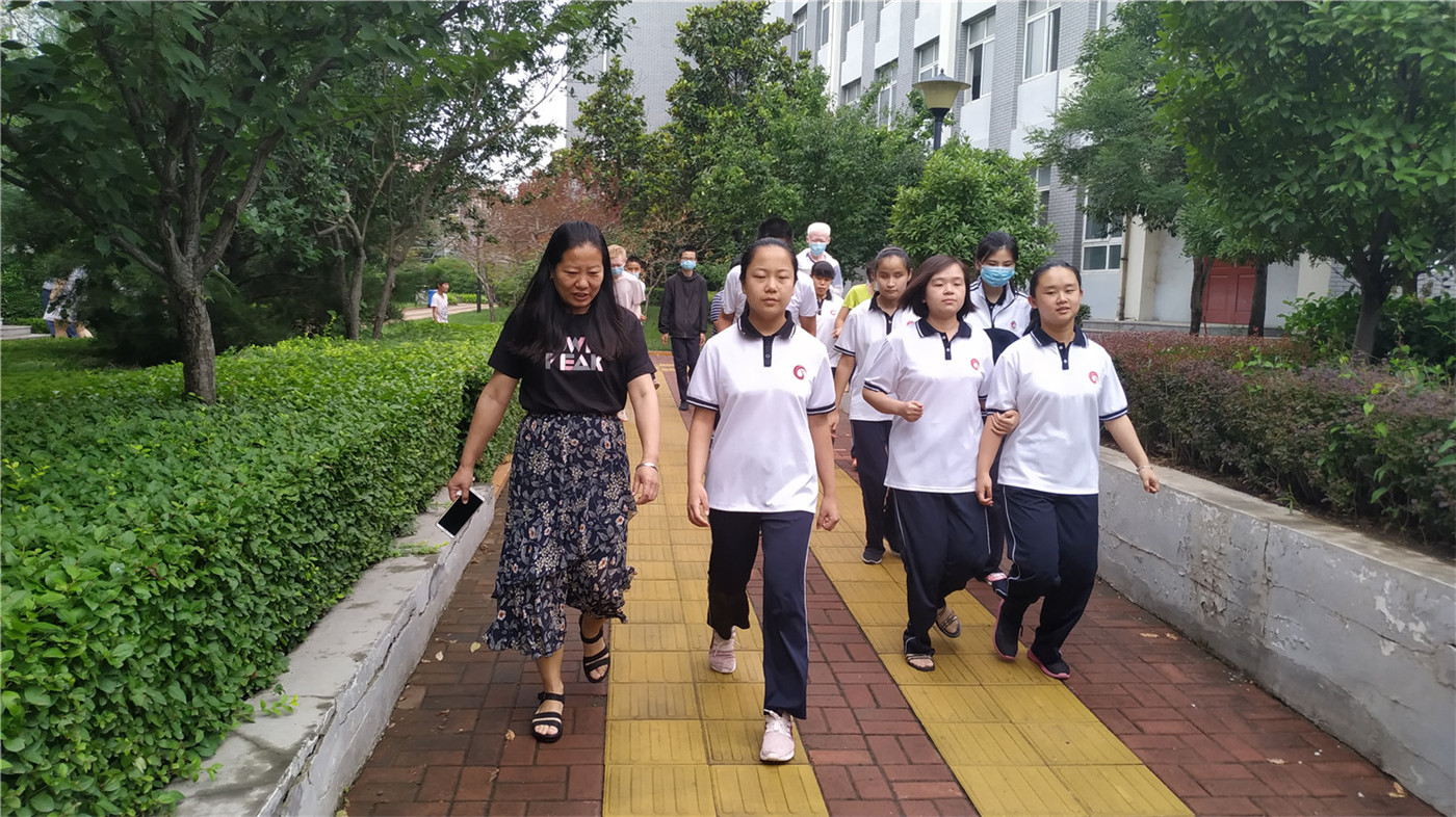 市特教中心組織視障學生應(yīng)急疏散演練