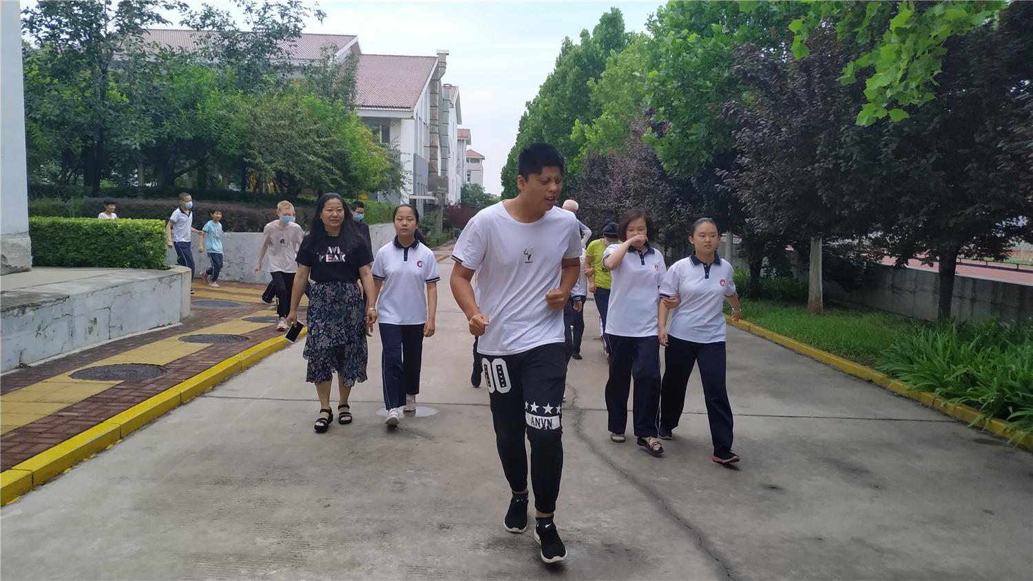 市特教中心組織視障學生應(yīng)急疏散演練