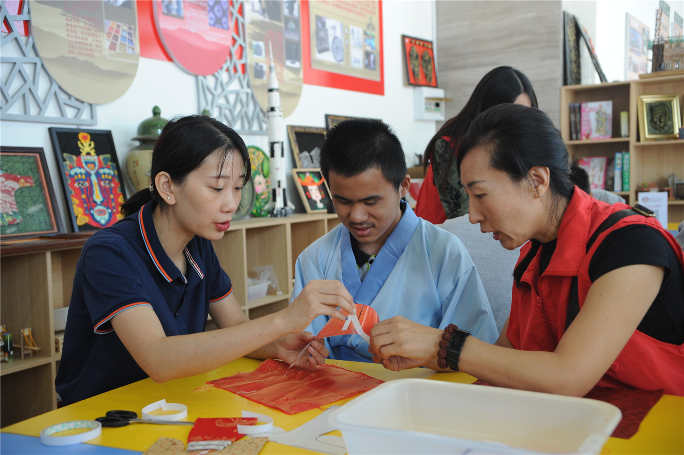 市特教中心開展“探尋服飾文化 感受泱泱齊風(fēng)”教育實(shí)踐活動