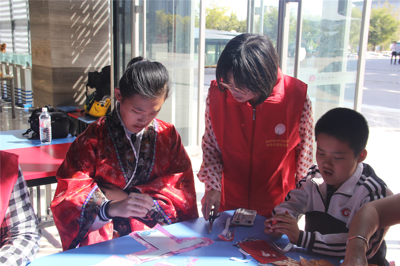 市特教中心開展“探尋服飾文化 感受泱泱齊風(fēng)”教育實(shí)踐活動