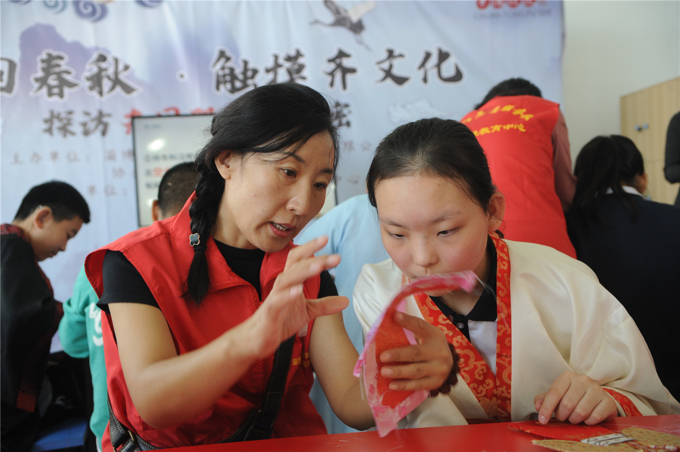 市特教中心開展“探尋服飾文化 感受泱泱齊風(fēng)”教育實(shí)踐活動