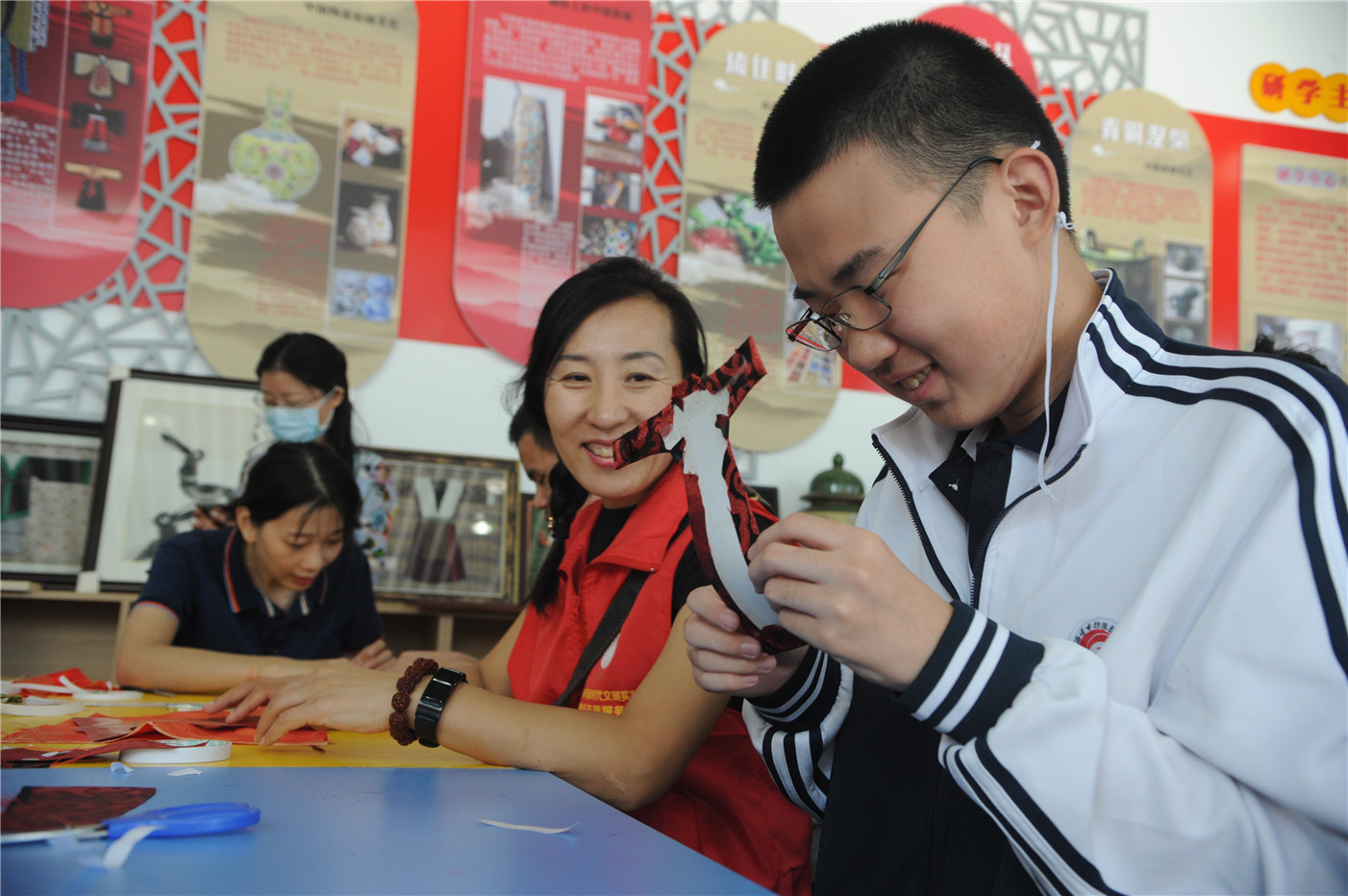 市特教中心開展“探尋服飾文化 感受泱泱齊風(fēng)”教育實(shí)踐活動