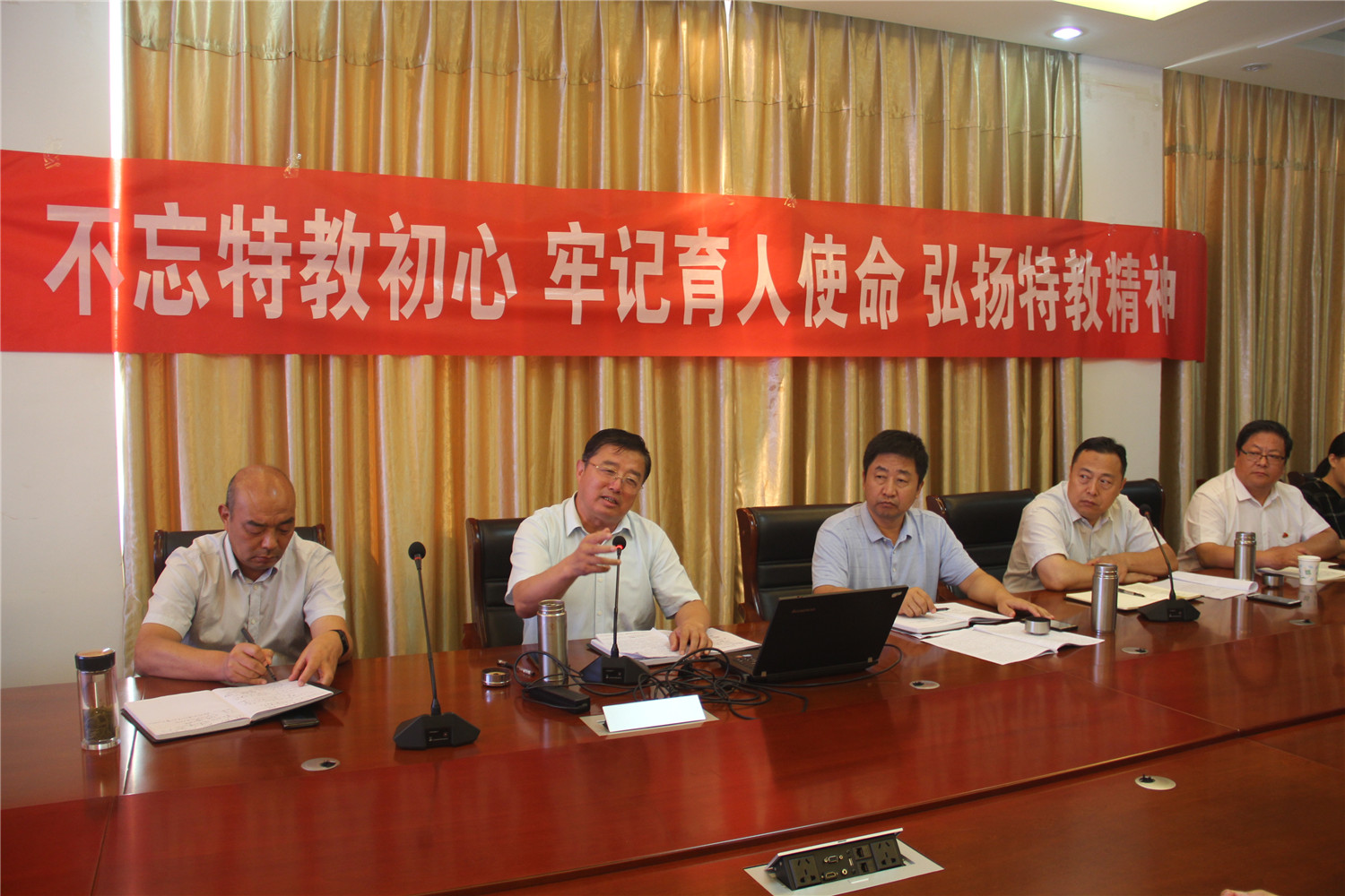 市特教中心組織青年教師師德教育座談會