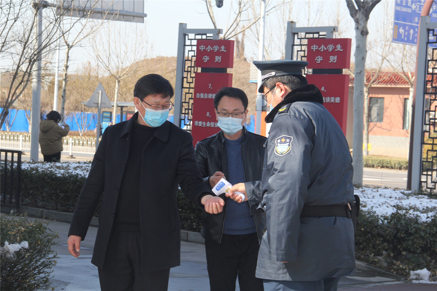 市教育局領(lǐng)導(dǎo)到我校進行春季開學專項檢查