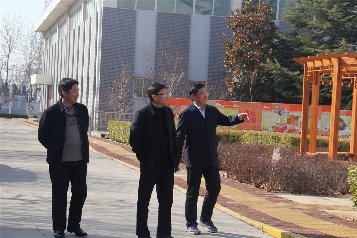 市教育局領(lǐng)導(dǎo)到我校進行春季開學專項檢查