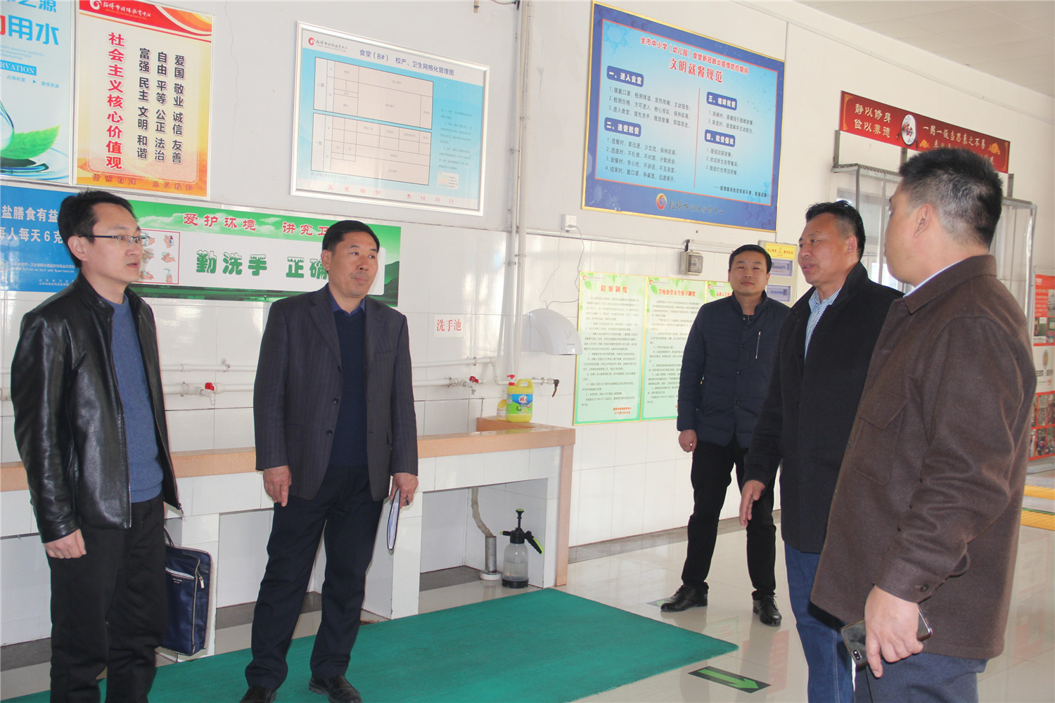 市教育局領(lǐng)導(dǎo)到我校進行春季開學專項檢查