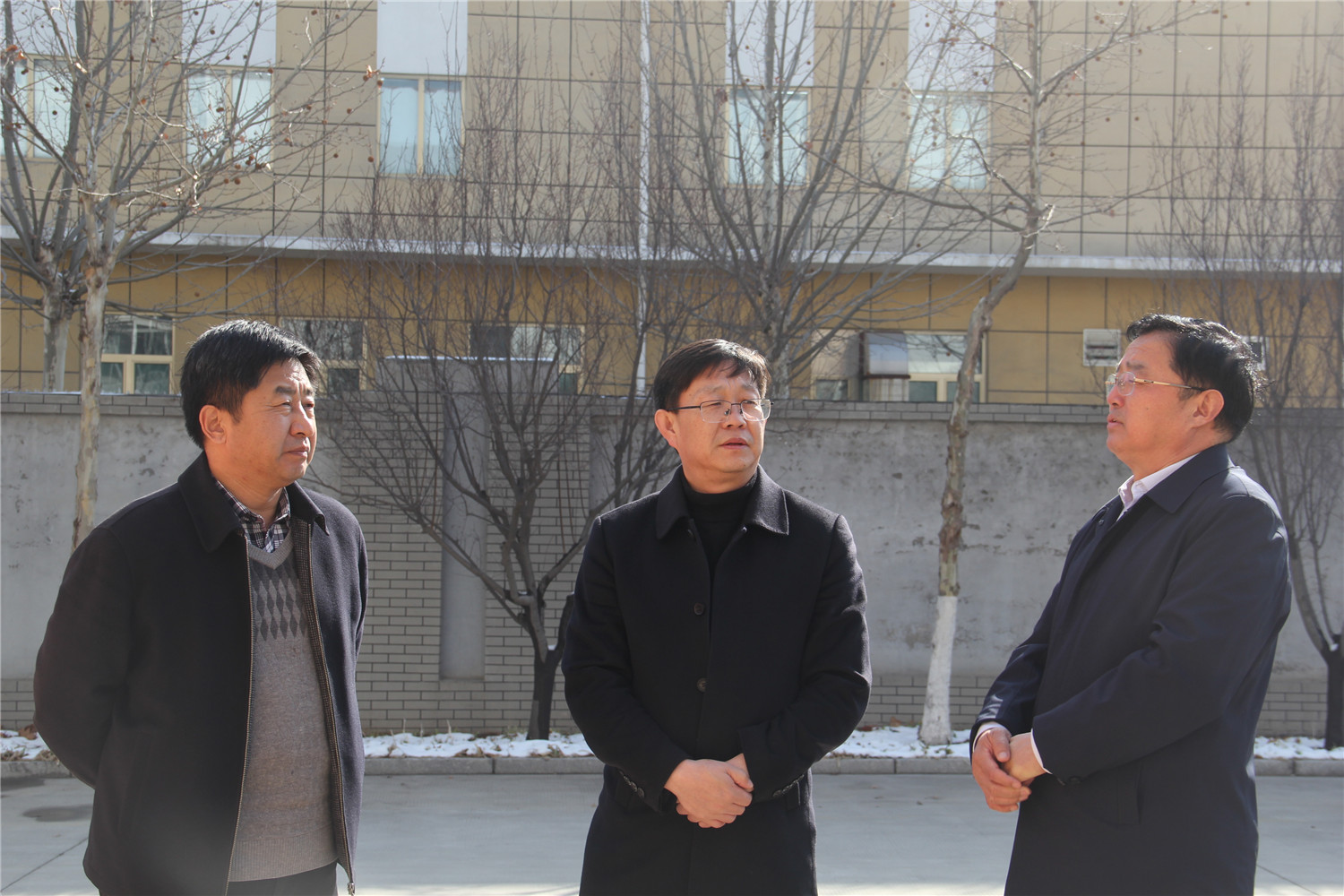 市教育局領(lǐng)導(dǎo)到我校進行春季開學專項檢查