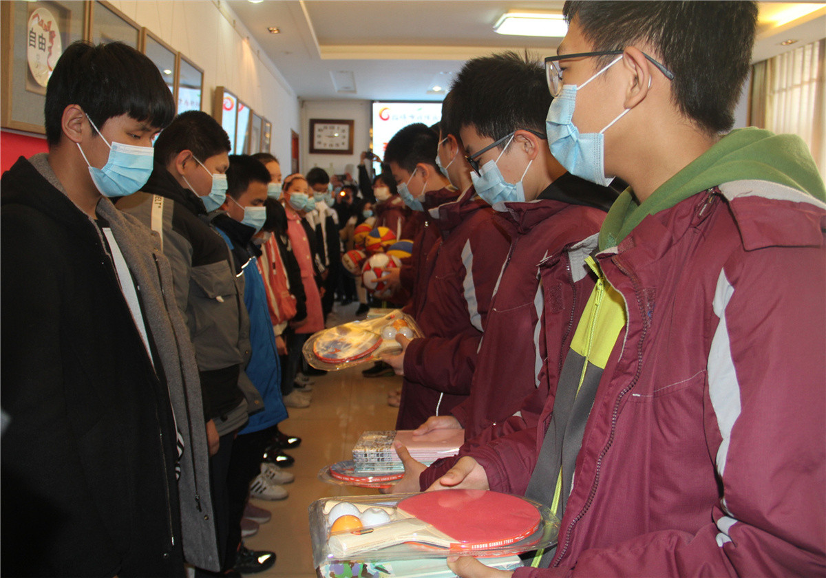 愛心手拉手 成長(zhǎng)心連心