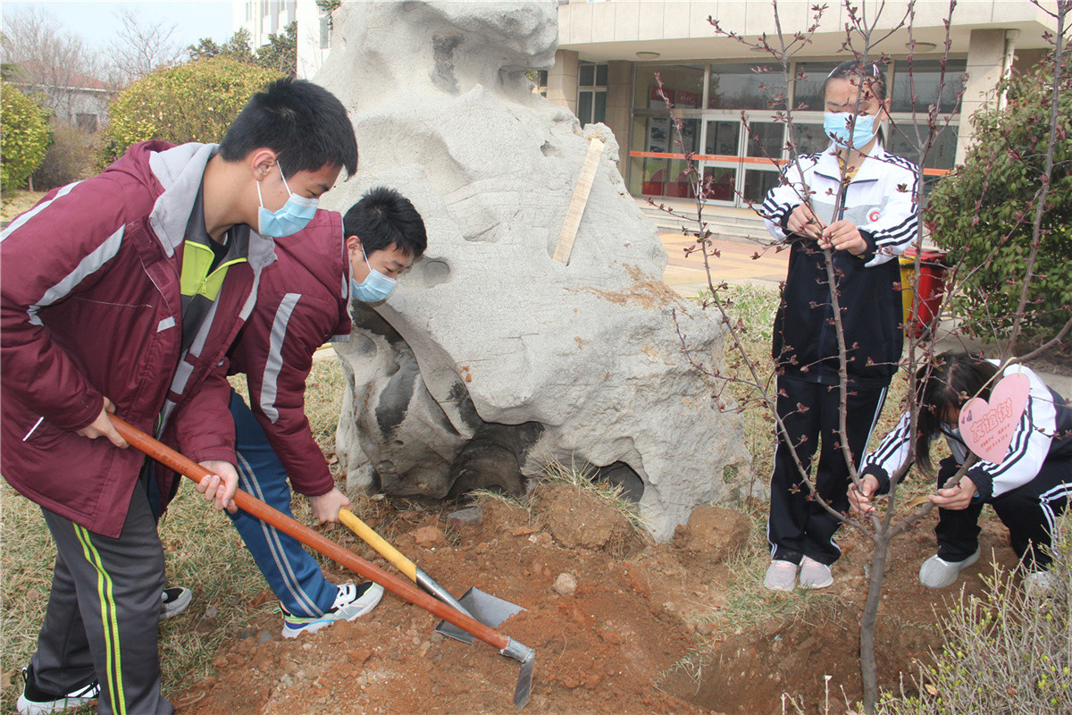 愛心手拉手 成長(zhǎng)心連心
