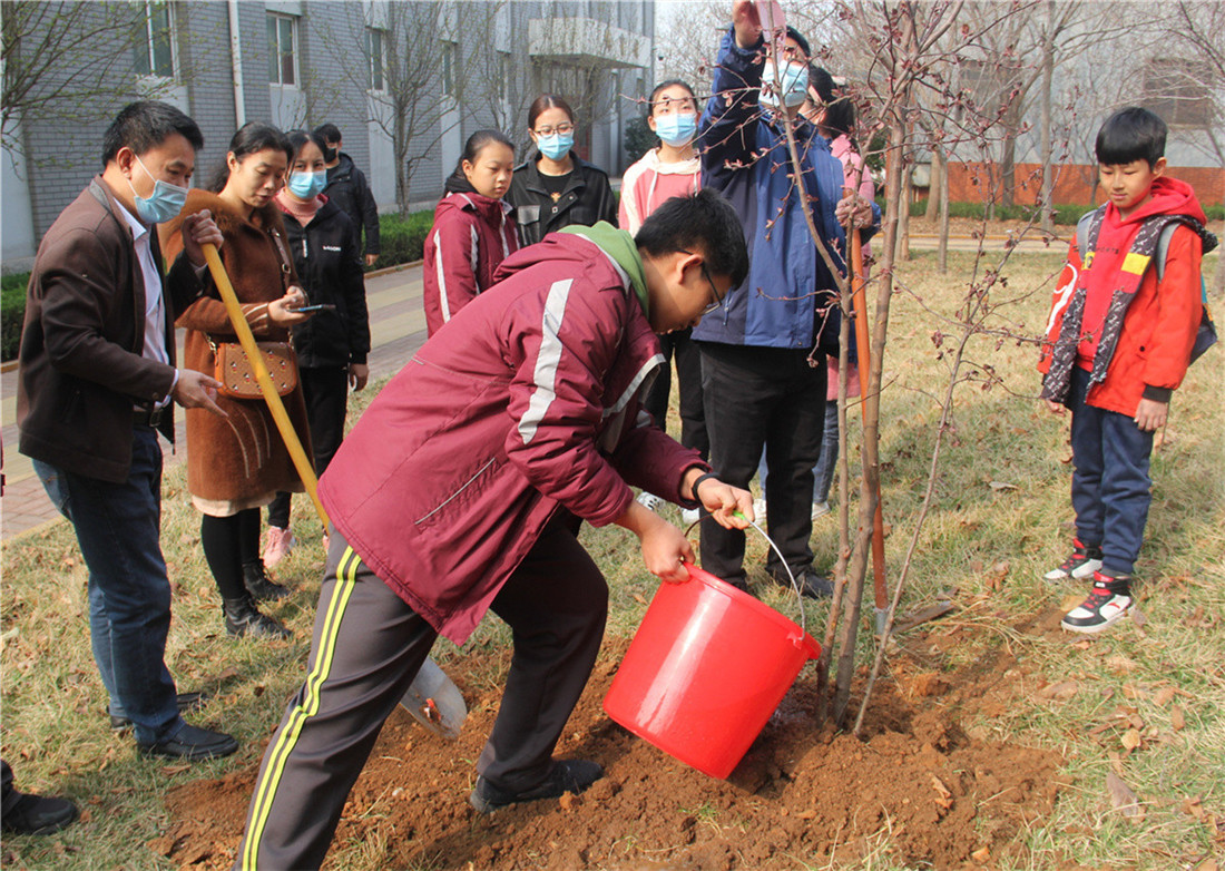 愛心手拉手 成長(zhǎng)心連心
