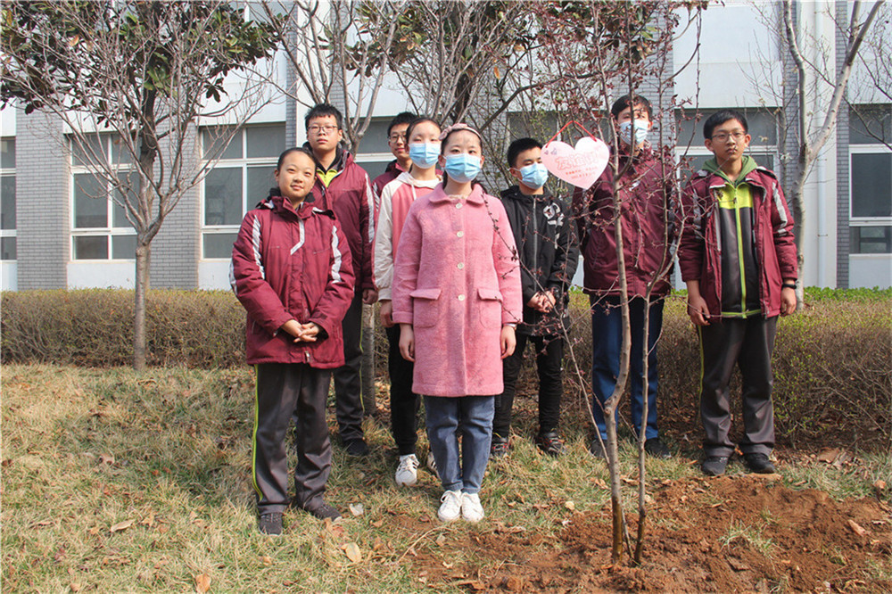 愛心手拉手 成長(zhǎng)心連心