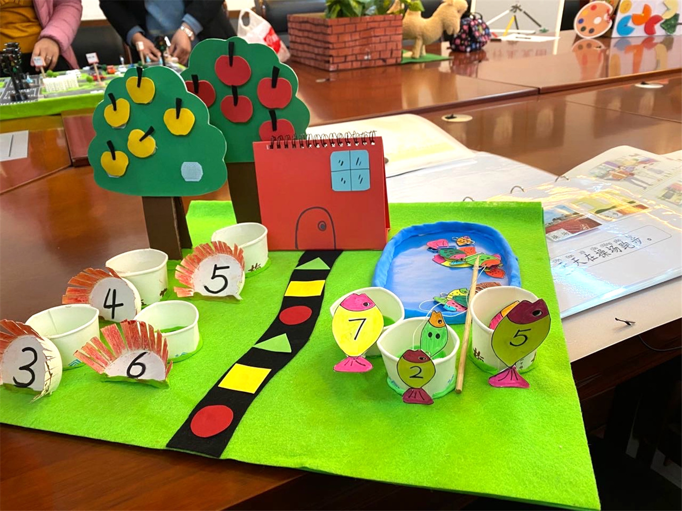 巧手慧心 創(chuàng)意無限 ——市特教中心召開自制教具專家點(diǎn)評會