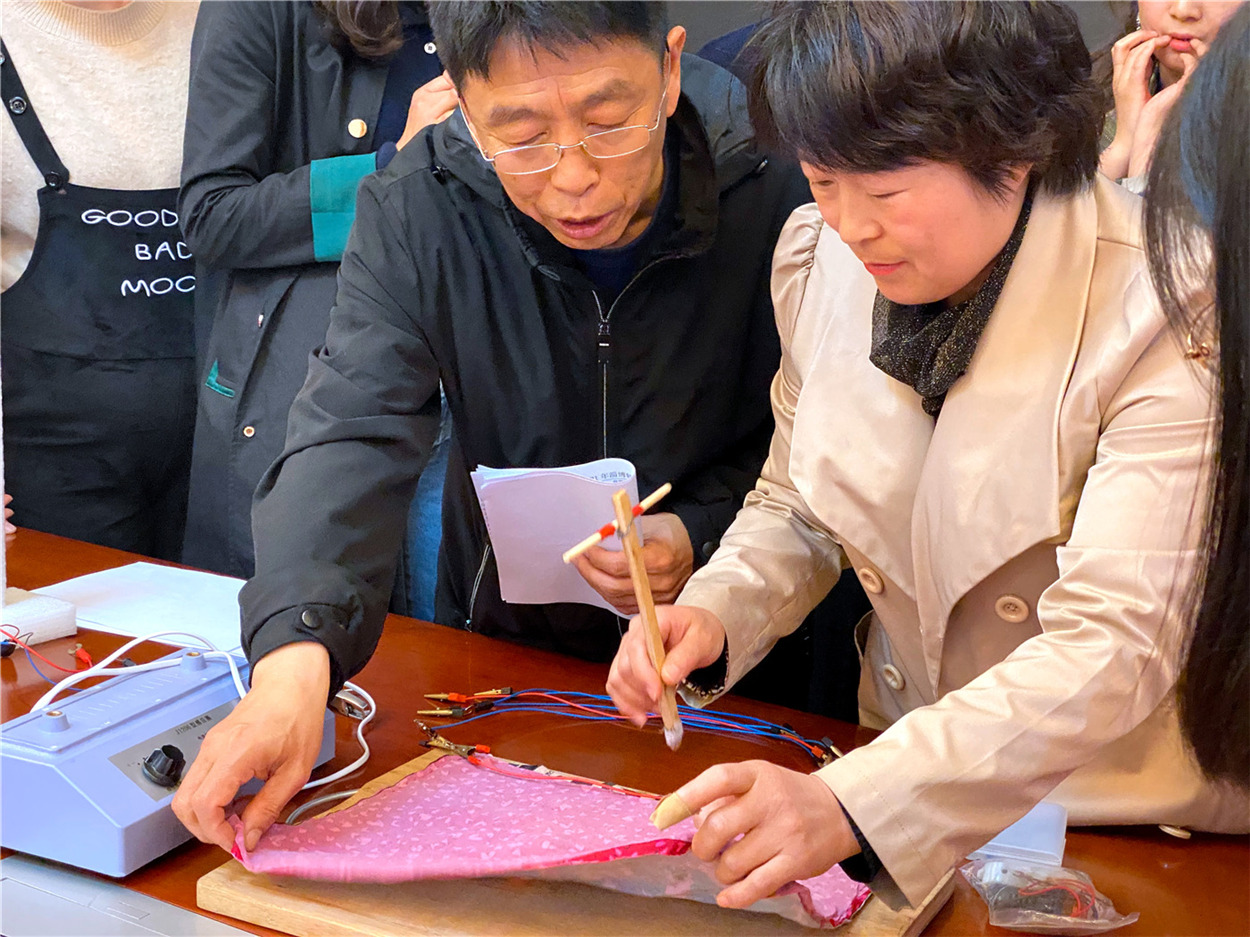 巧手慧心 創(chuàng)意無限 ——市特教中心召開自制教具專家點(diǎn)評會