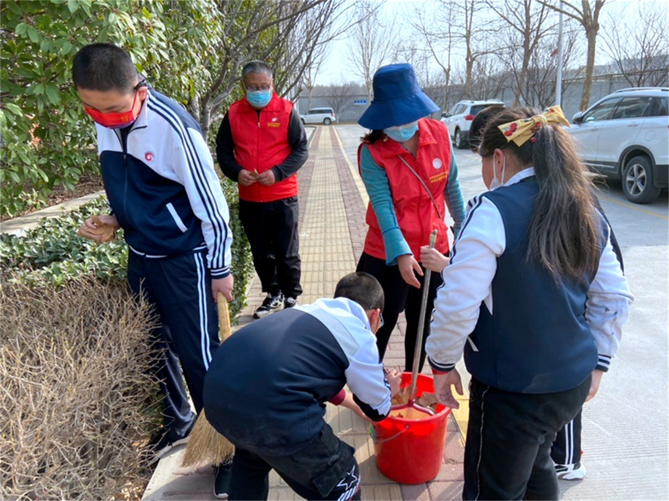 雷鋒使者在行動 愛綠護綠美校園