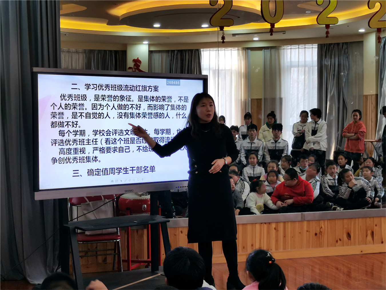 流動紅旗飄起來 創(chuàng)先爭優(yōu)向未來