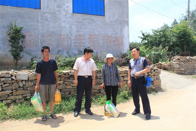 淄博市特殊教育中心領(lǐng)導班子成員再次深入貧困戶開展結(jié)對幫扶工作