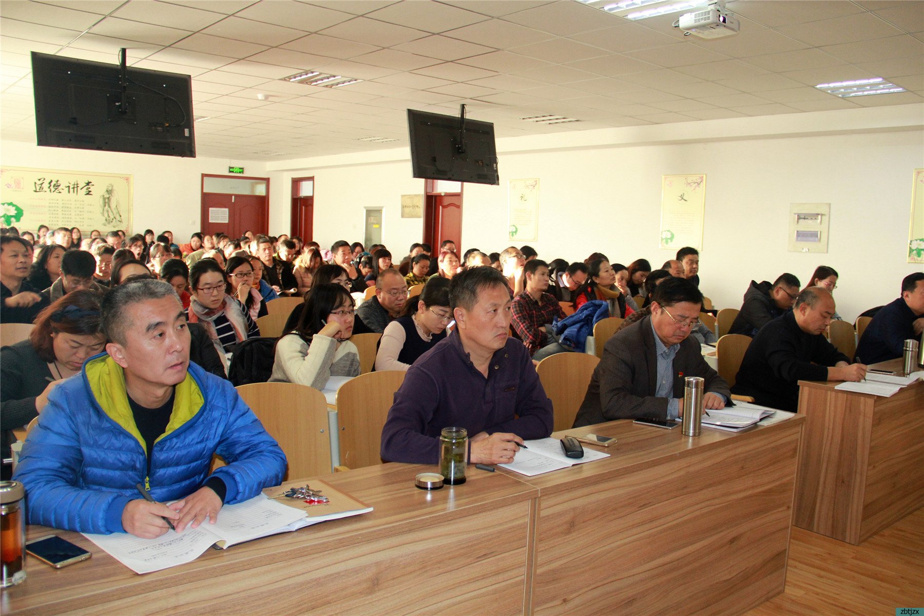 學校組織專題黨課學習宣傳貫徹黨的十九大精神