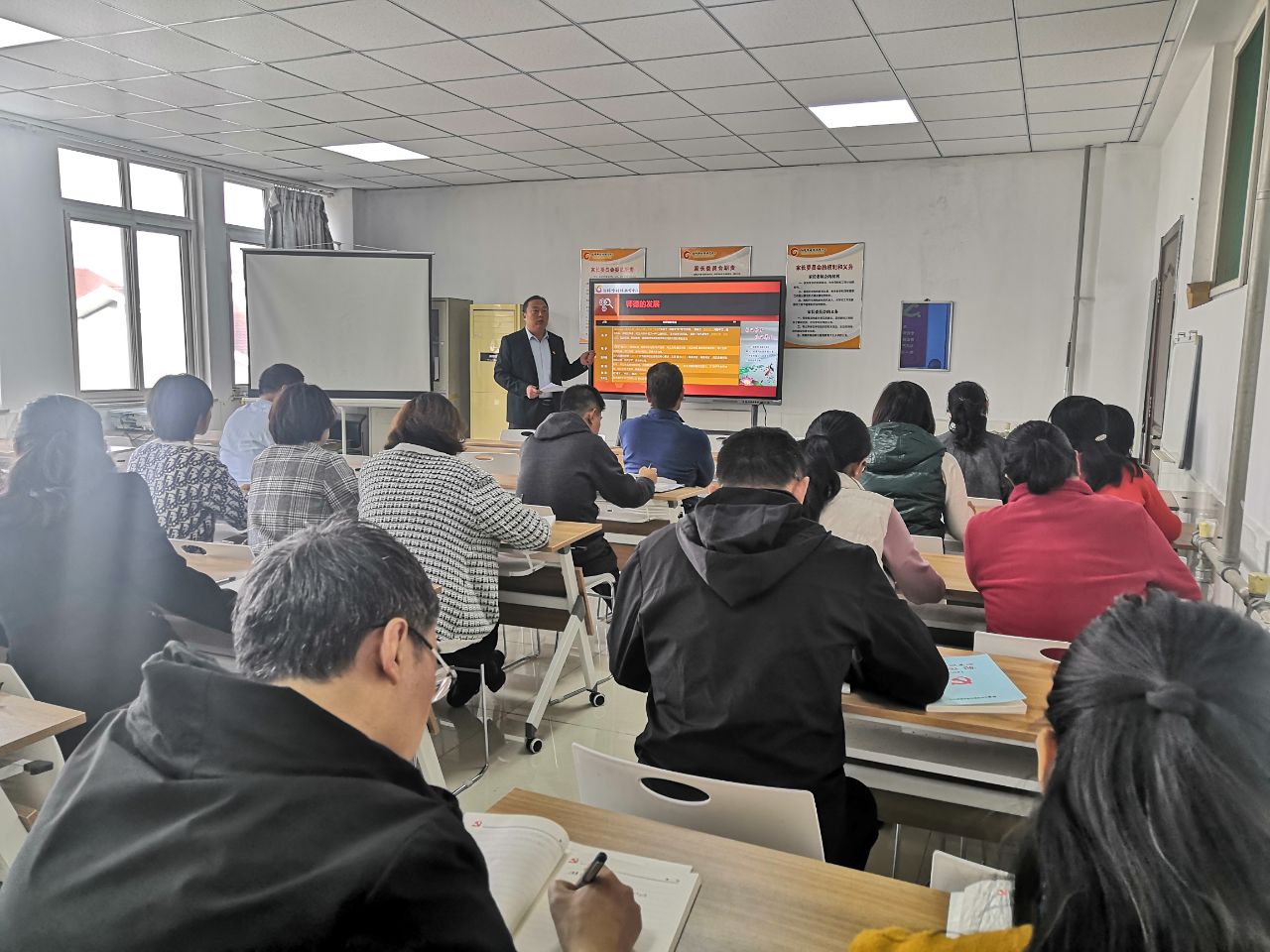 修身立德，以愛育人