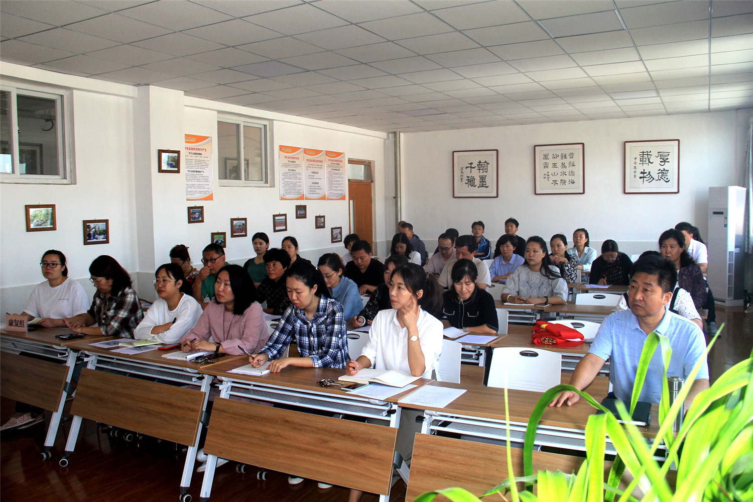 紅旗飄飄，手語(yǔ)“唱”中華