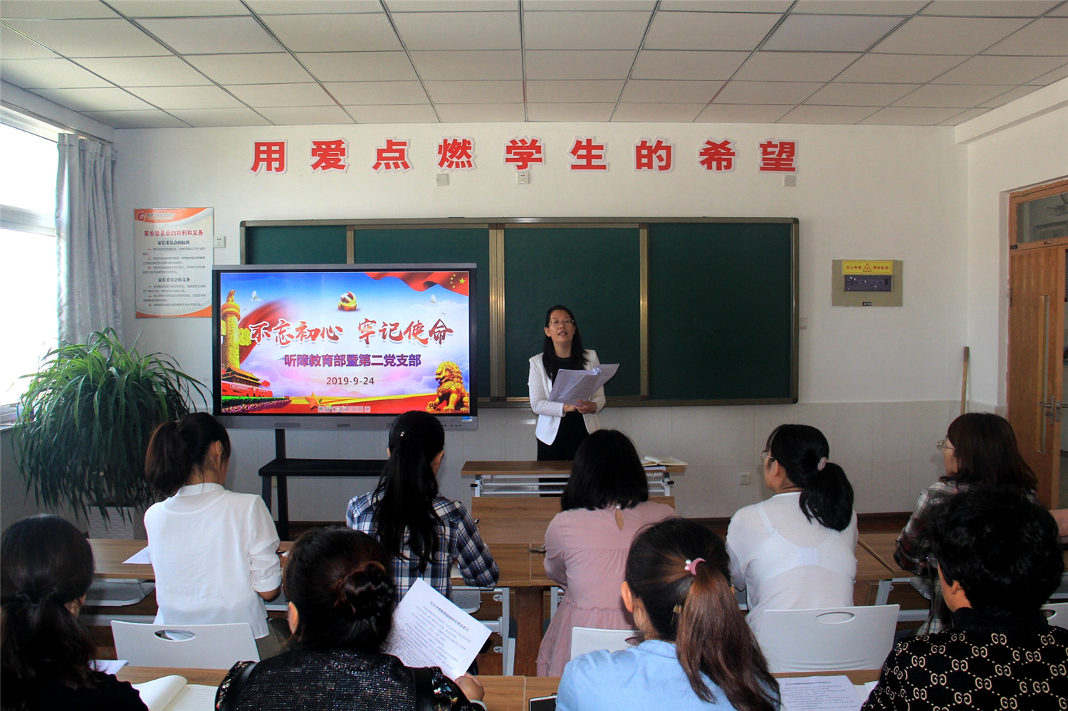 紅旗飄飄，手語(yǔ)“唱”中華