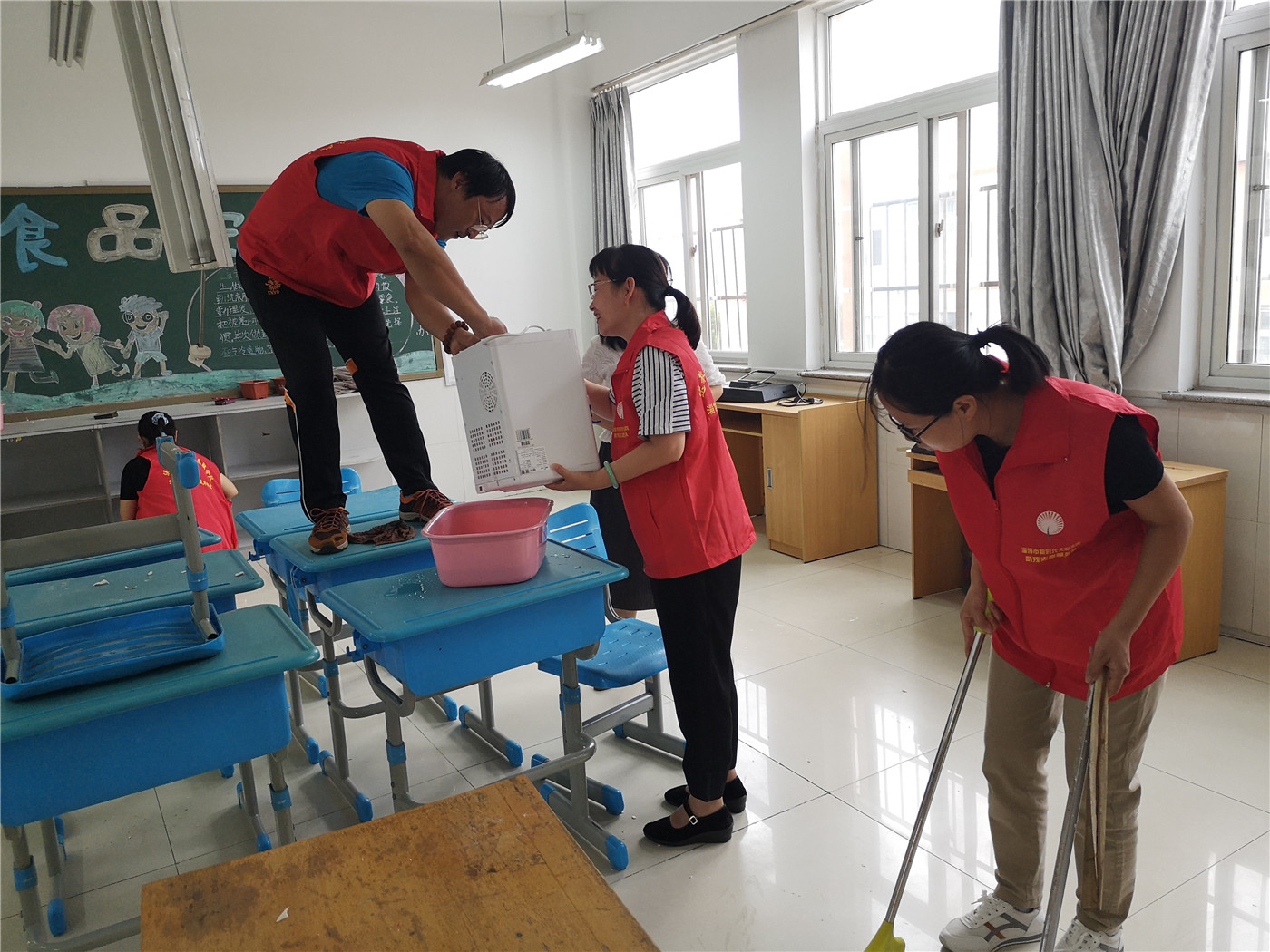 我校第三黨支部開(kāi)展“優(yōu)化育人環(huán)境 提升育人品質(zhì)”主題黨日活動(dòng)