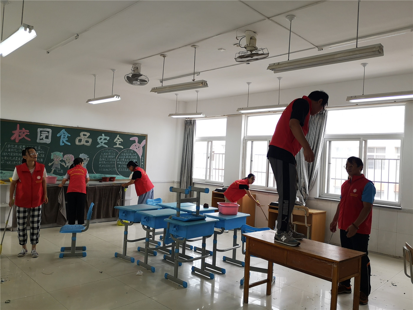 我校第三黨支部開(kāi)展“優(yōu)化育人環(huán)境 提升育人品質(zhì)”主題黨日活動(dòng)