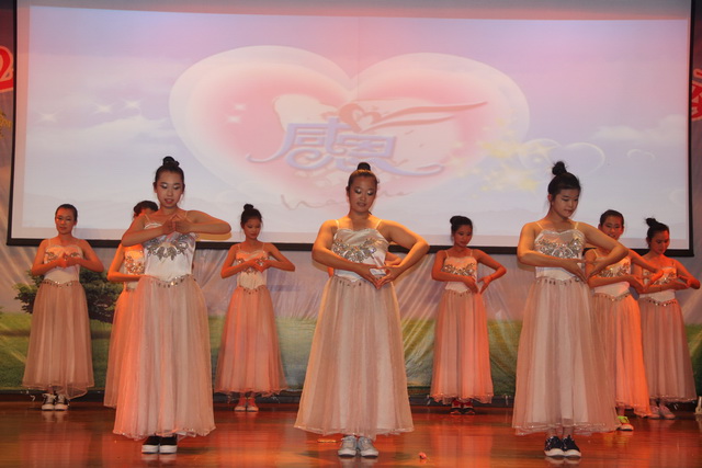 我校舉行“母親節(jié)”慶?；顒?dòng)