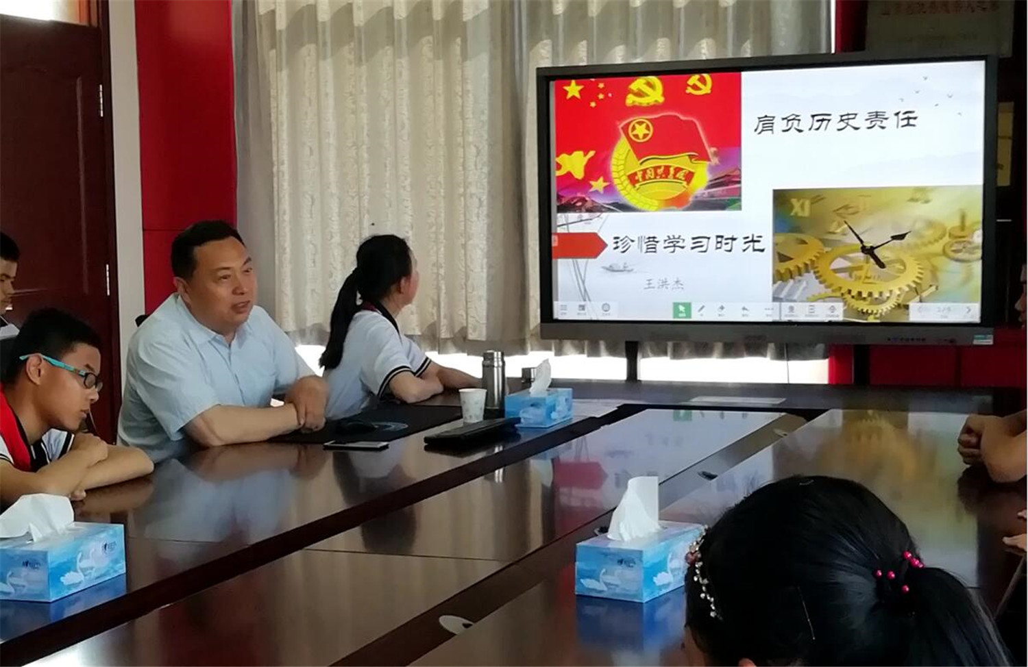 上好思政課，為學(xué)生扣好人生第一?？圩?></p><p style=