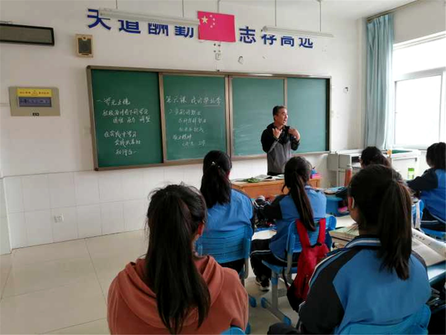 上好思政課，為學(xué)生扣好人生第一?？圩?></p><p style=