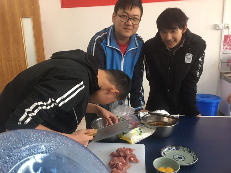 廚藝展示風(fēng)采 校園溫暖如家